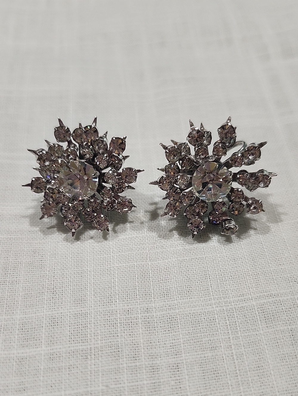 Vintage Coro Snow Flake Layered Rhinestone Screw Back Earrings

Price history